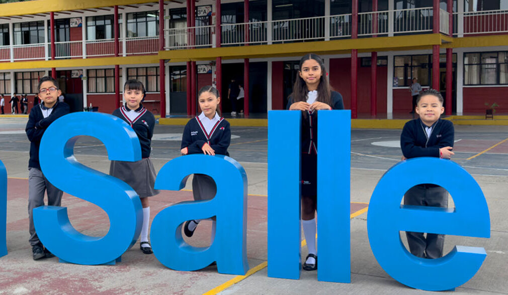 Escuela primaria americas, alumnos en la salle con uniforme