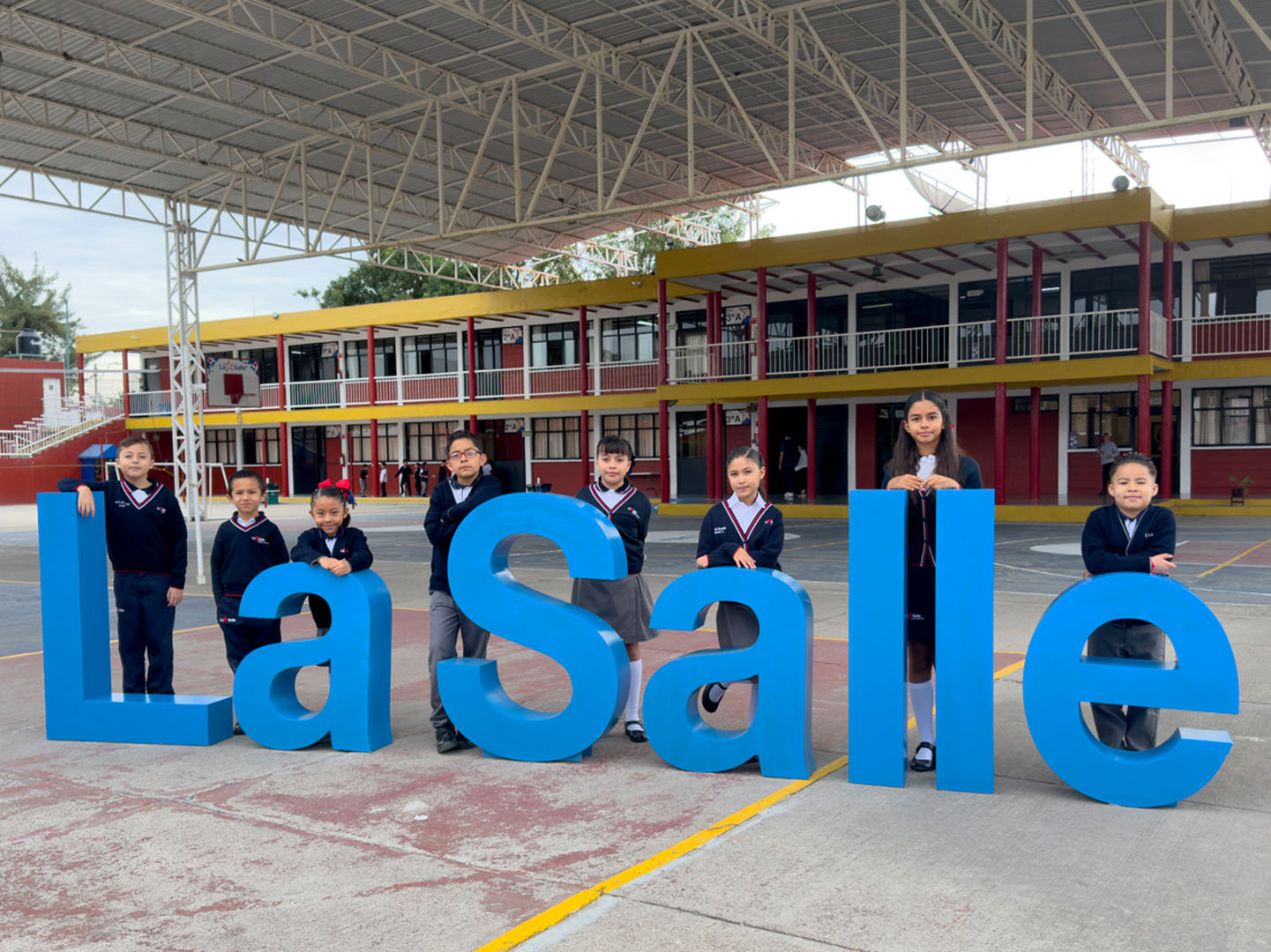 Escuela primaria americas, alumnos en la salle con uniforme